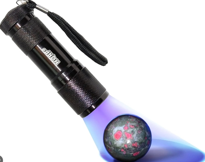 a-365nm-uv-flashlight.jpg